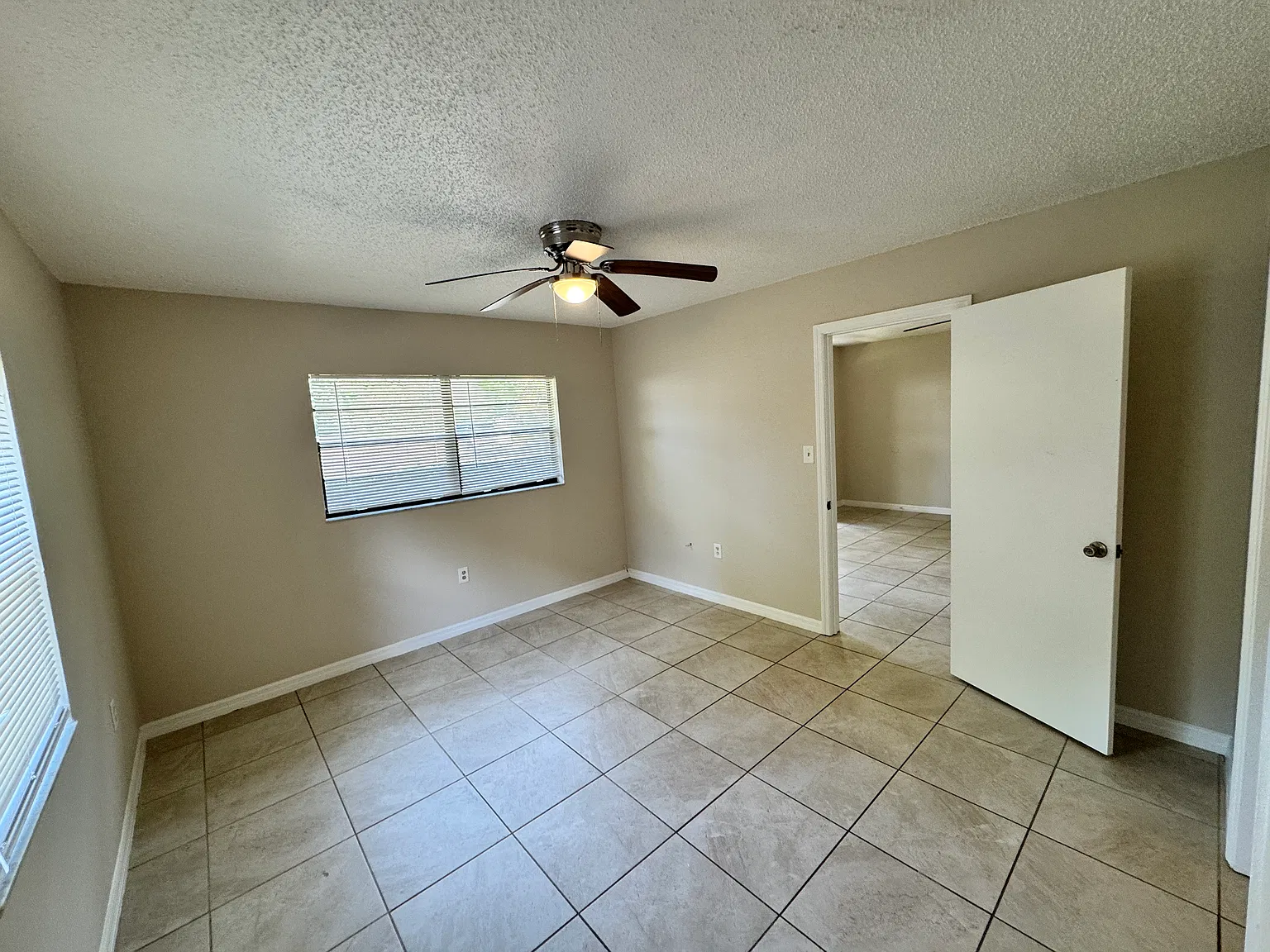 Nice 3 Bedroom 2 Bathroom Single Family Home — Photo 4