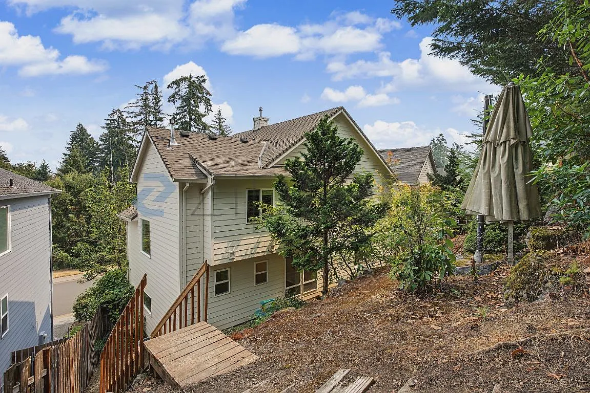 4 bed, 2.5 bath, 2300 sqft, $3,000 — Photo 4