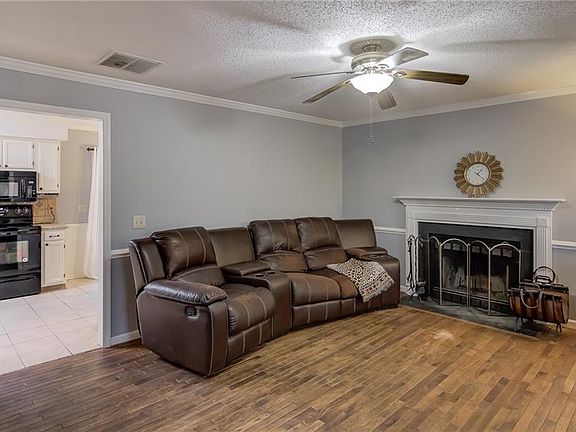4th image of 110 Bramblegate Ct