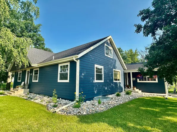 507 6th St NE, Roseau, MN 56751