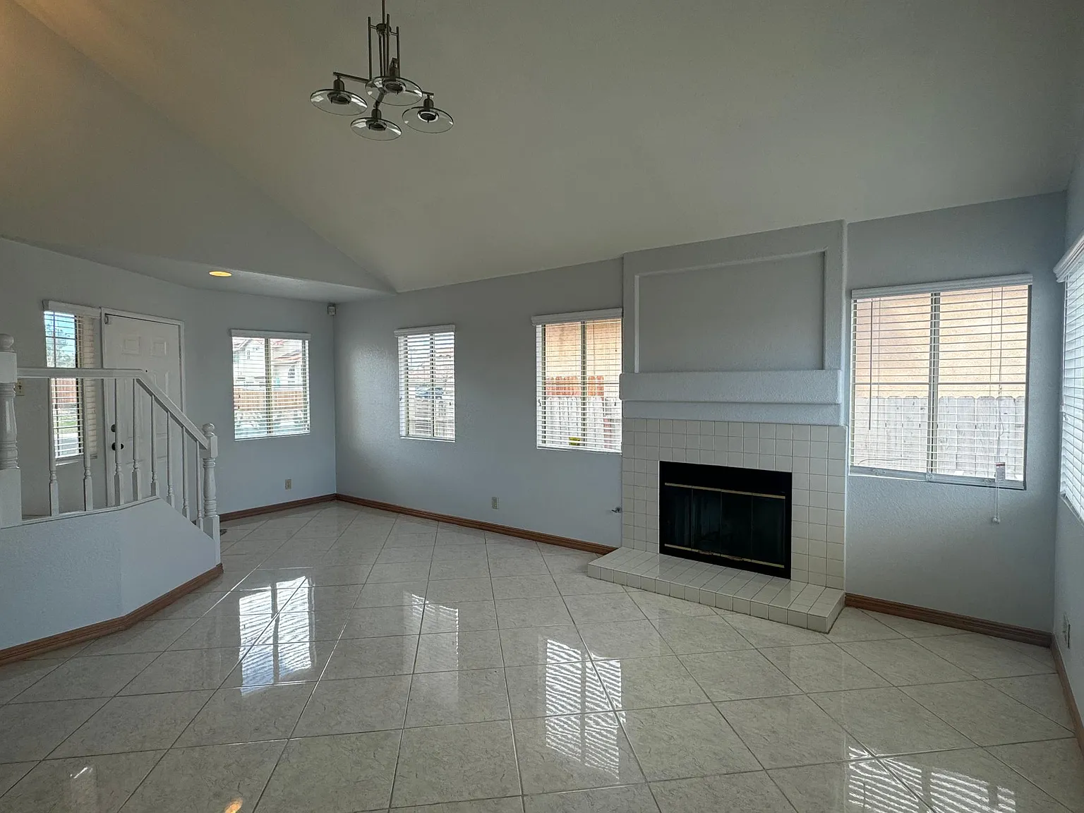 3 bed, 2.5 bath, 1698 sqft, $2,400 — Photo 2