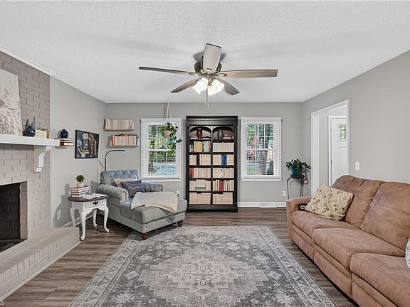 5th image of 1021 Worth St