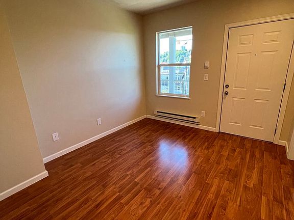 4th image of 842 Davis Pl S #9