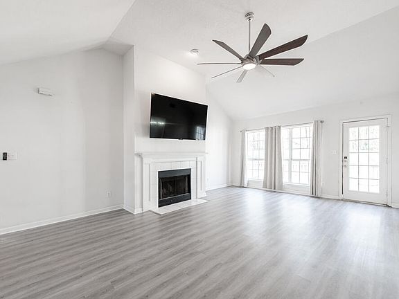 4th image of 328 Saint Julian Pl