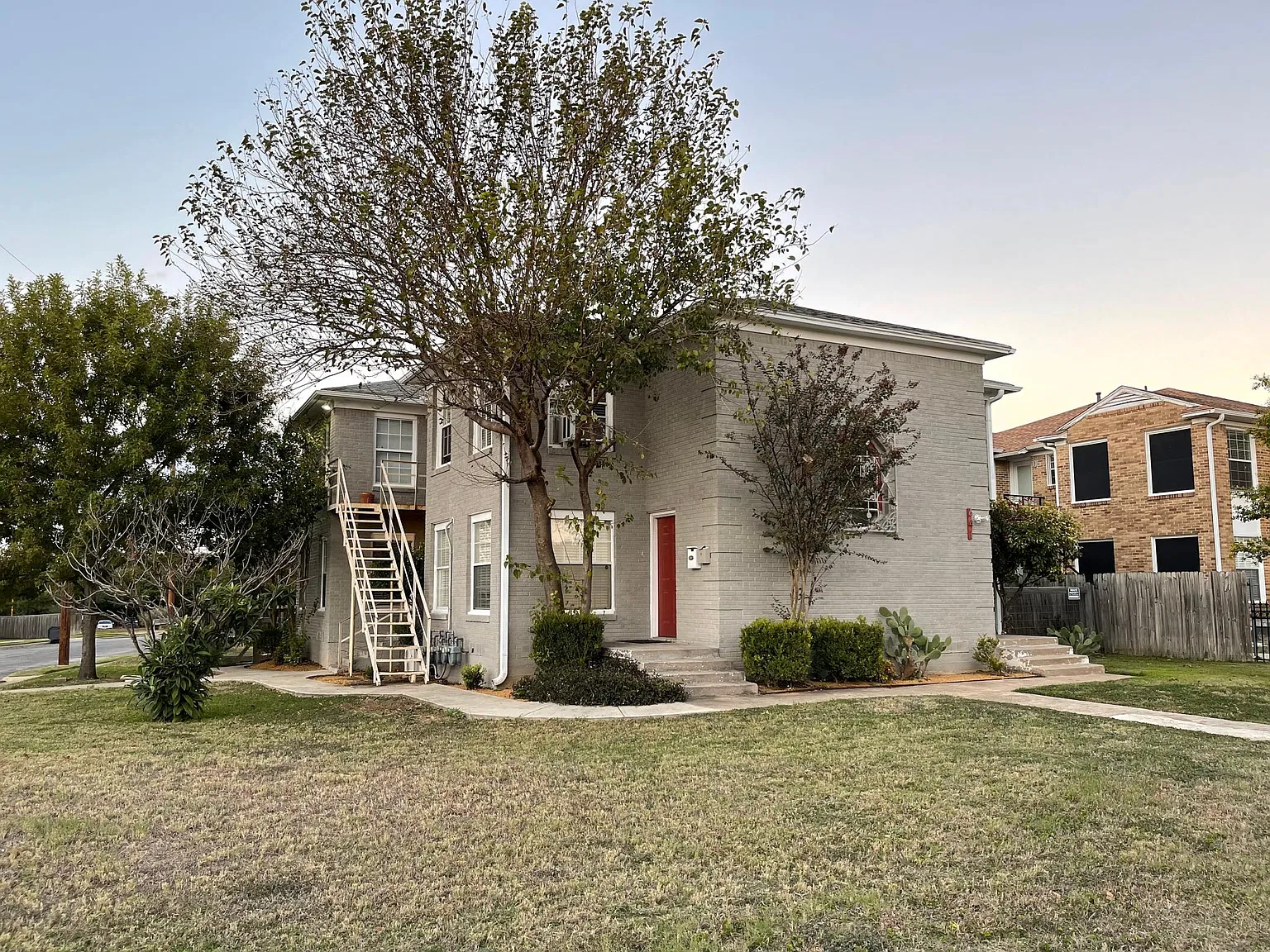 641 Winston St — Photo 1
