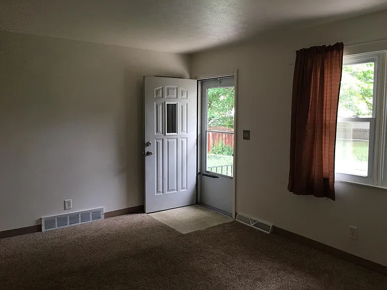 1896 Flint Ave — Photo 15