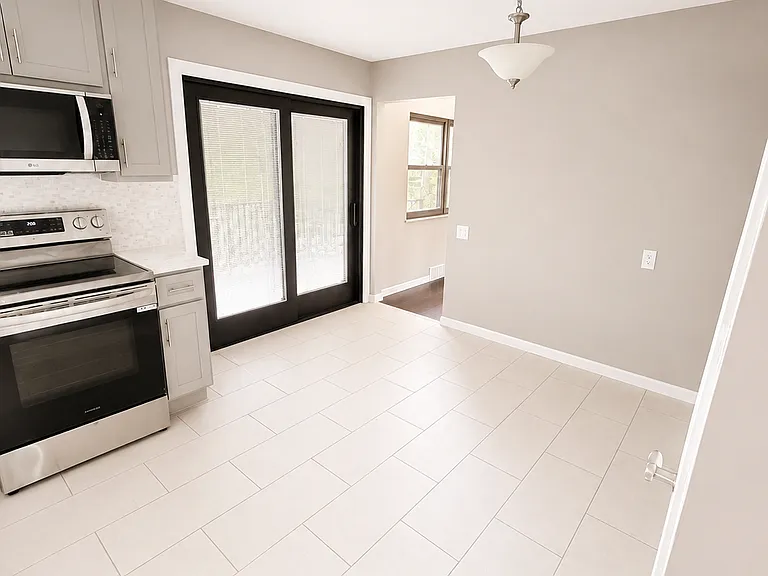 9843 Briarstone Dr — Photo 11