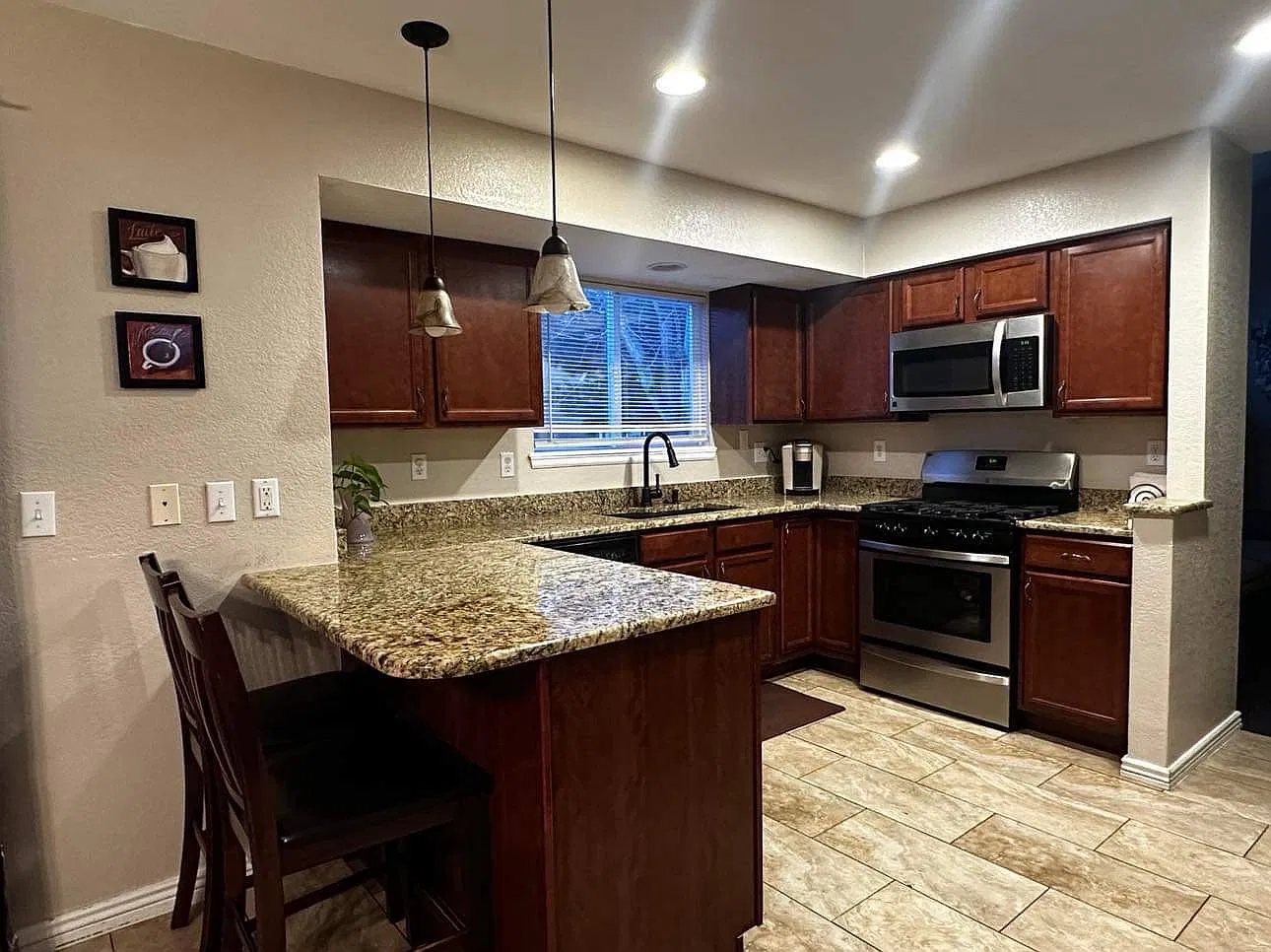 4 bed, 2.5 bath, 2007 sqft, $3,000 — Photo 1