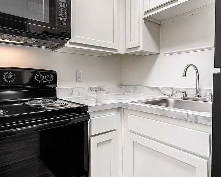 Lindsay Court Apartments — Photo 15