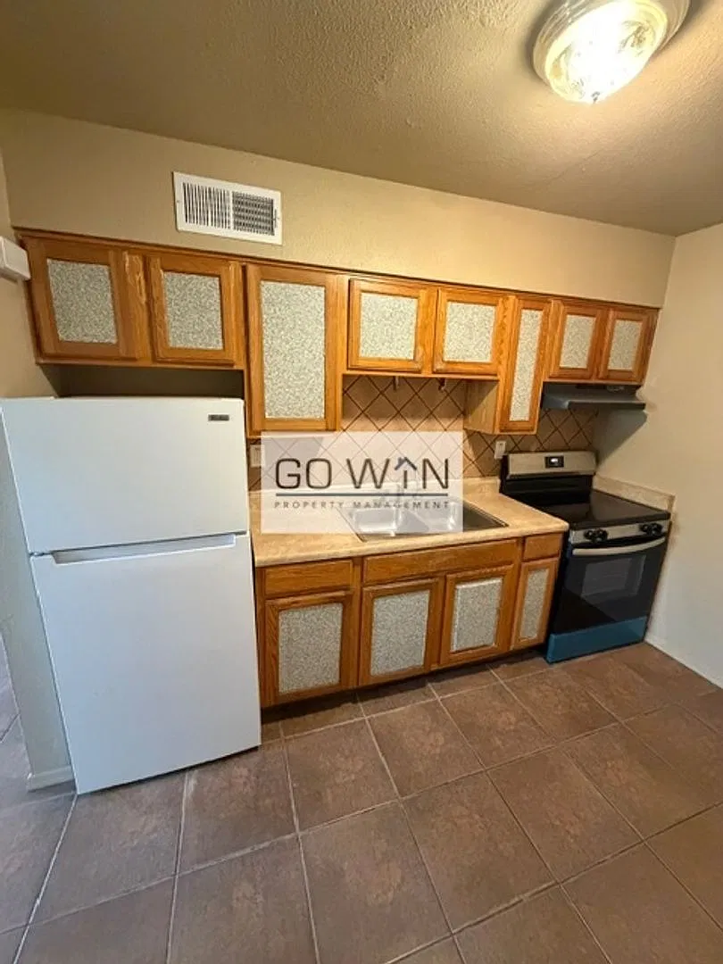 6637 W Myrtle Ave — Photo 2