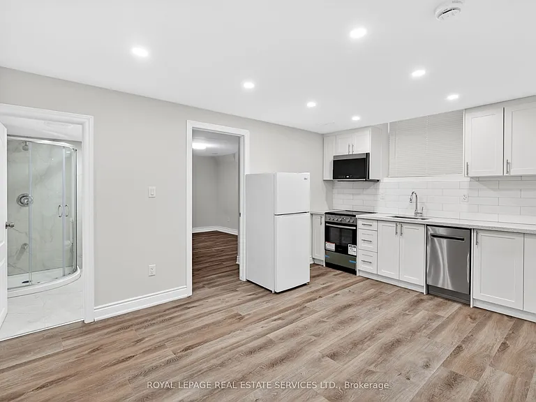48 Eringate Ct #LOWER — Photo 9