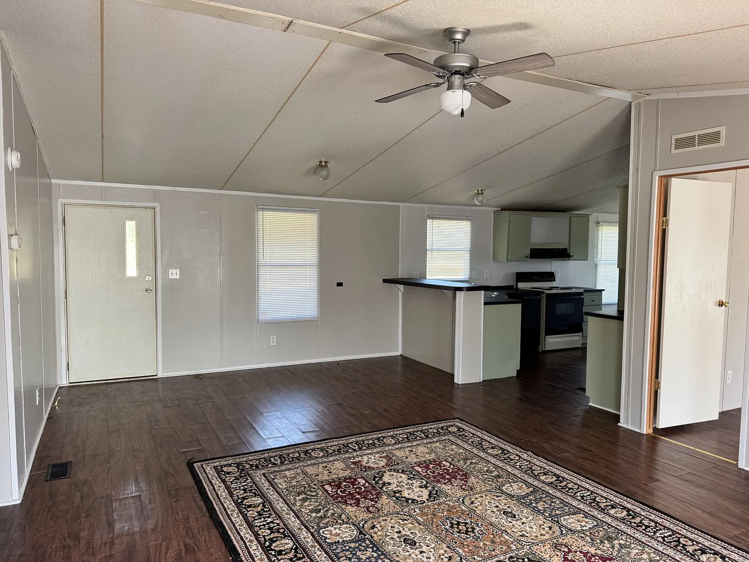 3 bed, 1140 sqft, $1,575 — Photo 4