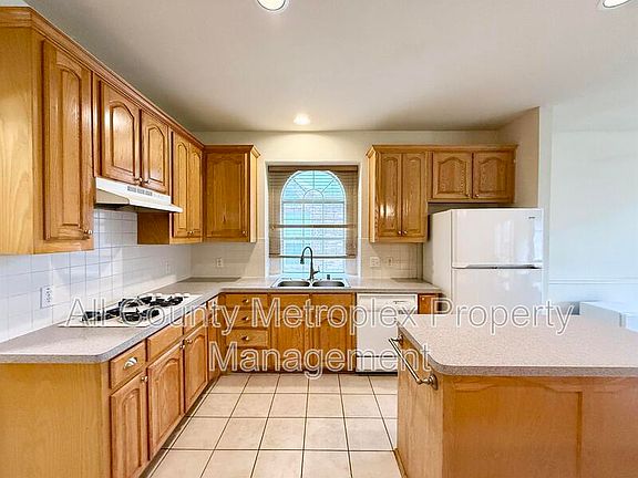 3rd image of 1009 Yarnell Pl