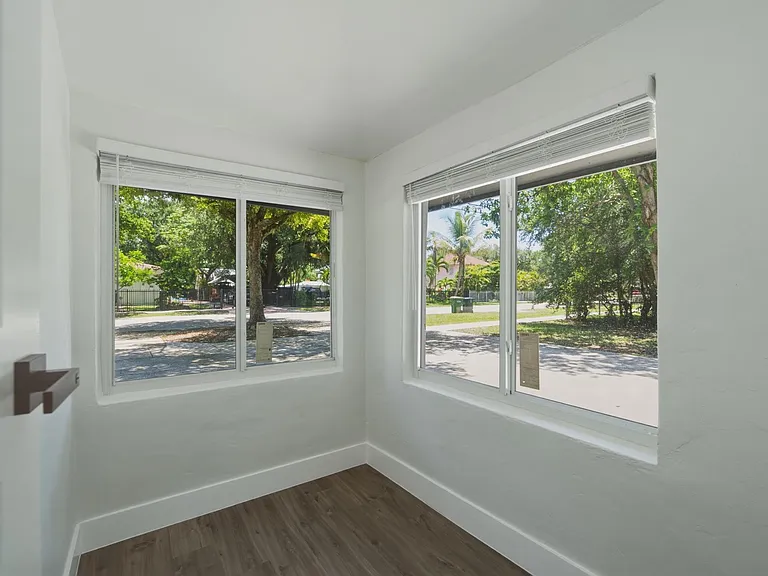 12980 NE 10th Ave — Photo 15