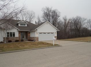 315 Hidden Ridges Ct, Combined Locks, WI 54113