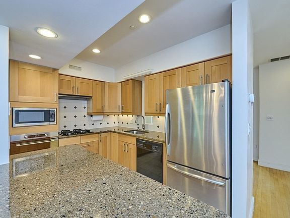 3rd image of 40 Isabella St APT 2E