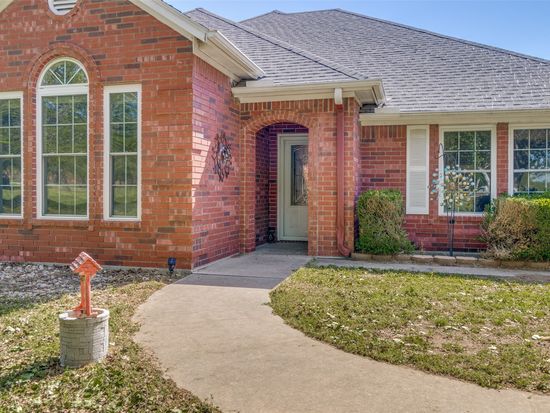 284 Center Hill Rd, Gainesville, TX 76240