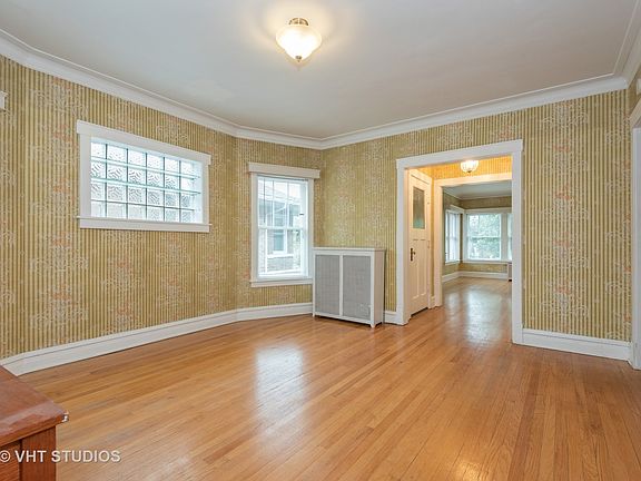3rd image of 4820 W Oakdale Ave
