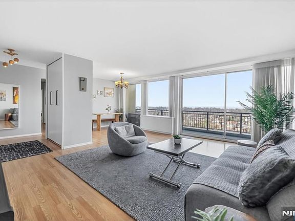 3rd image of 1 Horizon Rd APT 1209