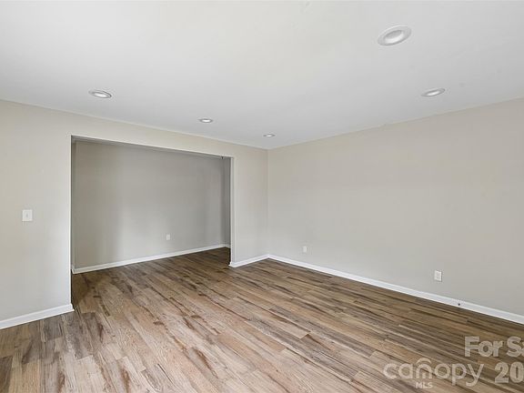 5th image of 2657 Norman St
