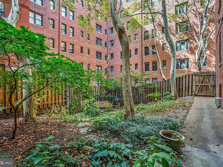 1010 25th St NW #208 — Photo 24