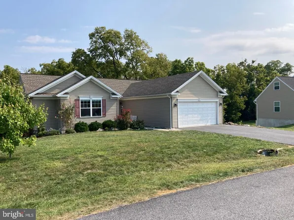 286 Creekwood Dr, Greencastle, PA 17225