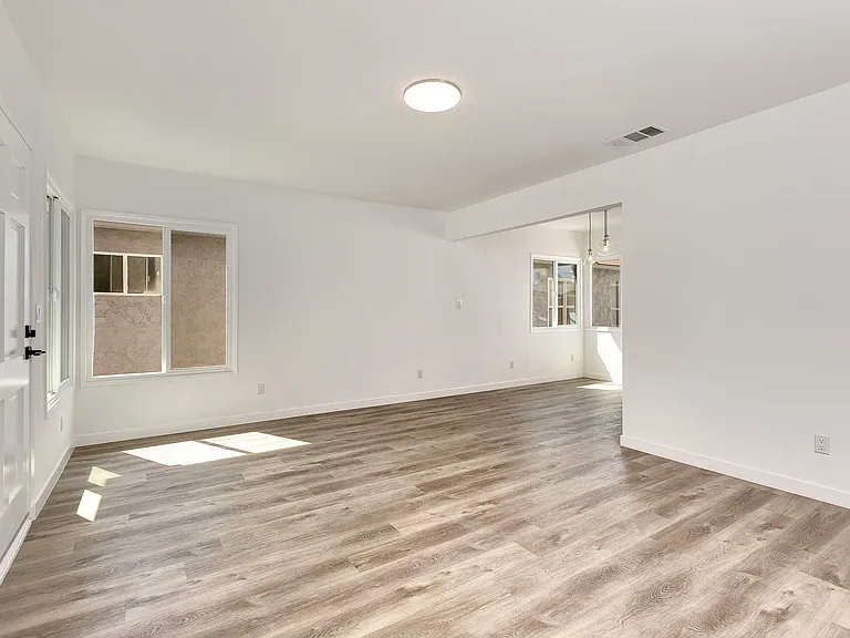2075 Pine Ave #2075 — Photo 3
