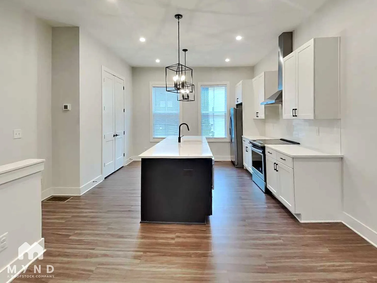 3 bed, 3.0 bath, 1369 sqft — Photo 2