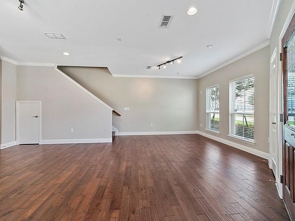 4th image of 203 S Kealy Ave