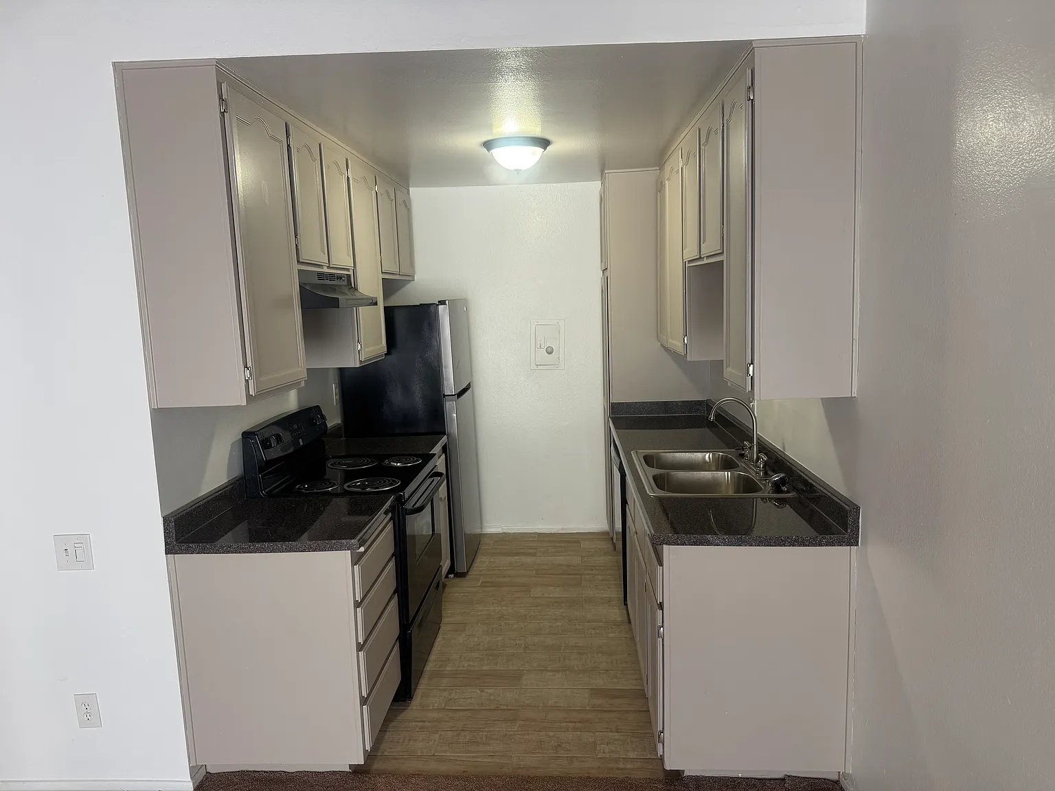 1 bed, 1.5 bath, 712 sqft, $1,960 — Photo 2