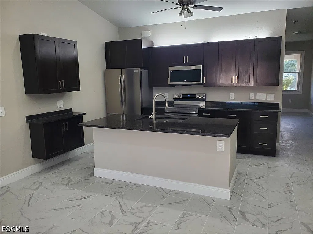 3 bed, 2.0 bath, 1300 sqft, $2,300 — Photo 4