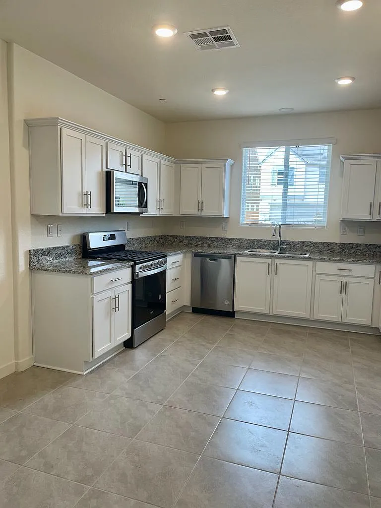 5 bed, 2.5 bath, 1919 sqft, $800 — Photo 3