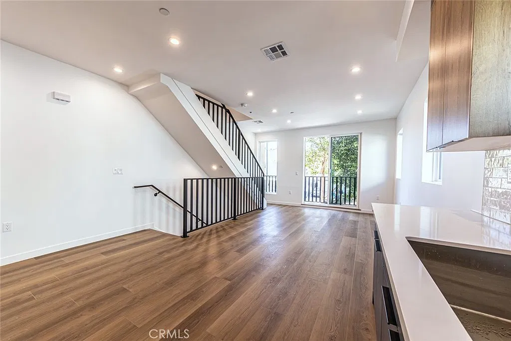 4 bed, 1500 sqft, $4,200 — Photo 2