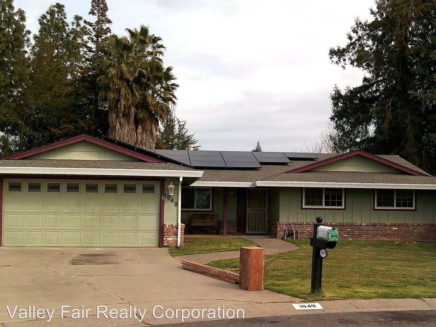 1049 Waverly Ct photo 1
