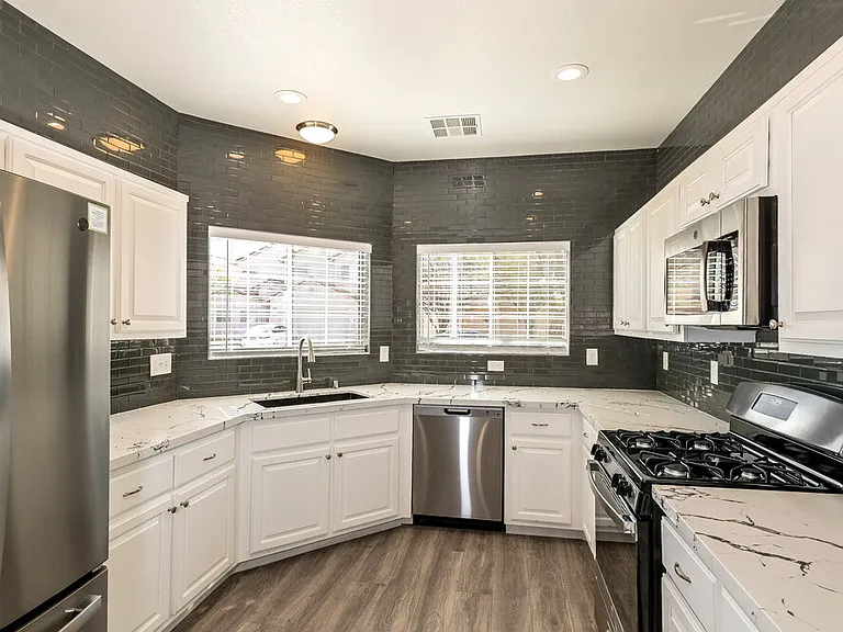 1132 Aldenwood Ave — Photo 9