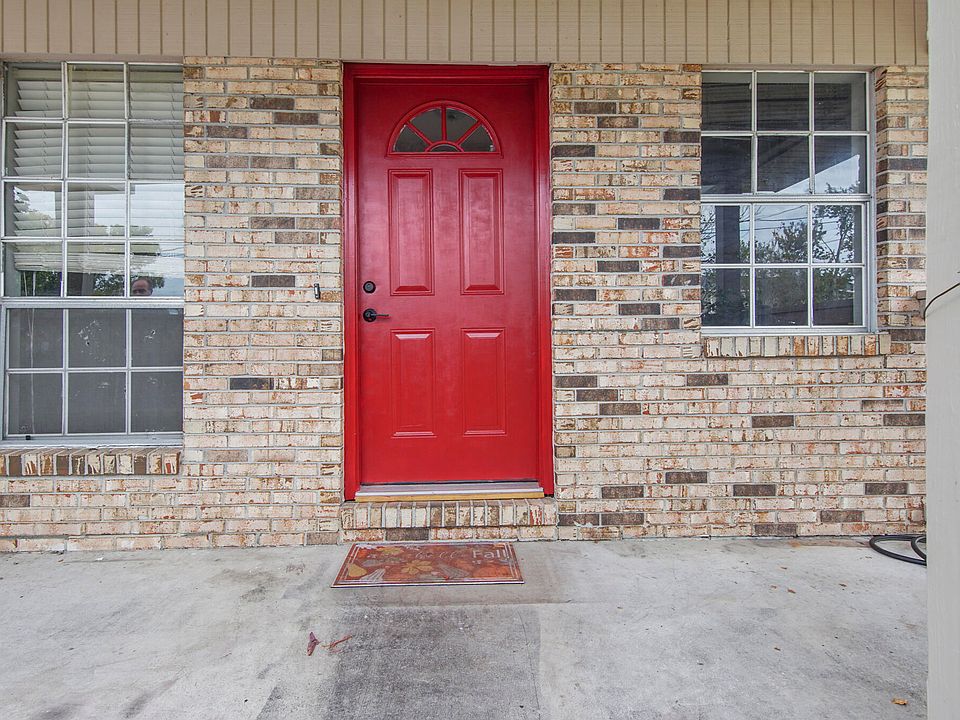 1st image of 835 Clarence Dr