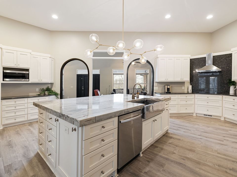 19th image of 442 Lakeview Cir