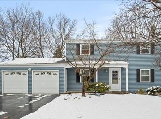 5860 Mountain Ash Dr, Farmington, NY 14425