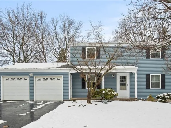 5860 Mountain Ash Dr, Farmington, NY 14425
