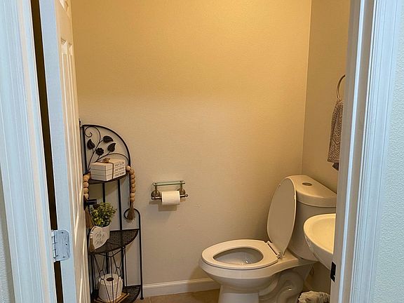 3rd image of 132 Boysenberry Ln