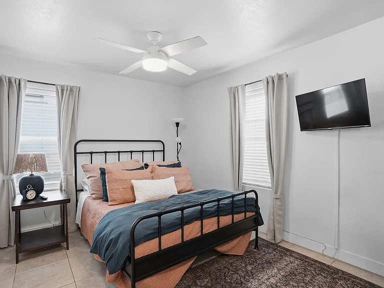 2606 Juan St — Photo 17