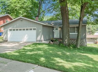 1751 Sherbrook Dr NE, Cedar Rapids, IA 52402