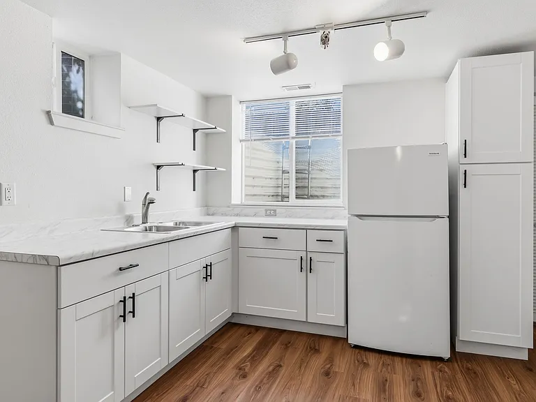 2034 S Broxon St — Photo 11