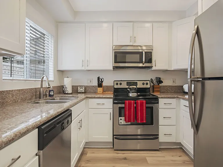 N Oakhurst Dr — Photo 11
