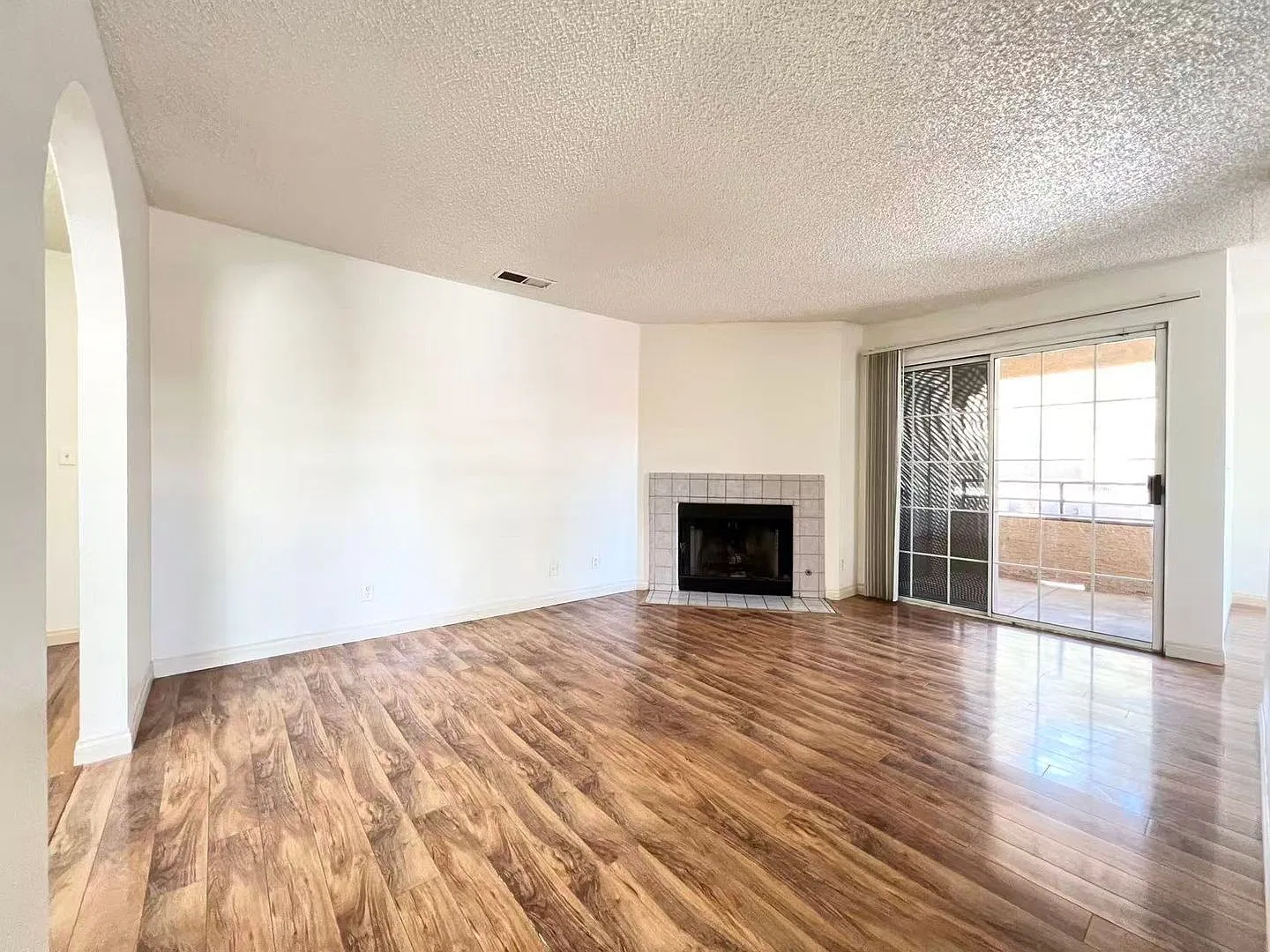 Cozy condo with 3 bedrooms and 2 bathrooms — Photo 2