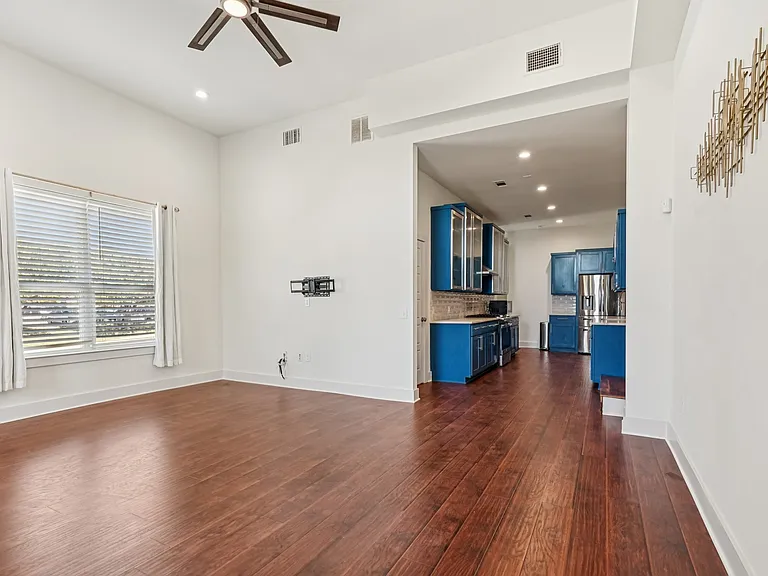 422 N Marlborough Ave — Photo 13