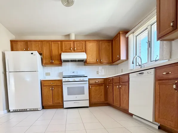 5748 256th St, Little Neck, NY 11362