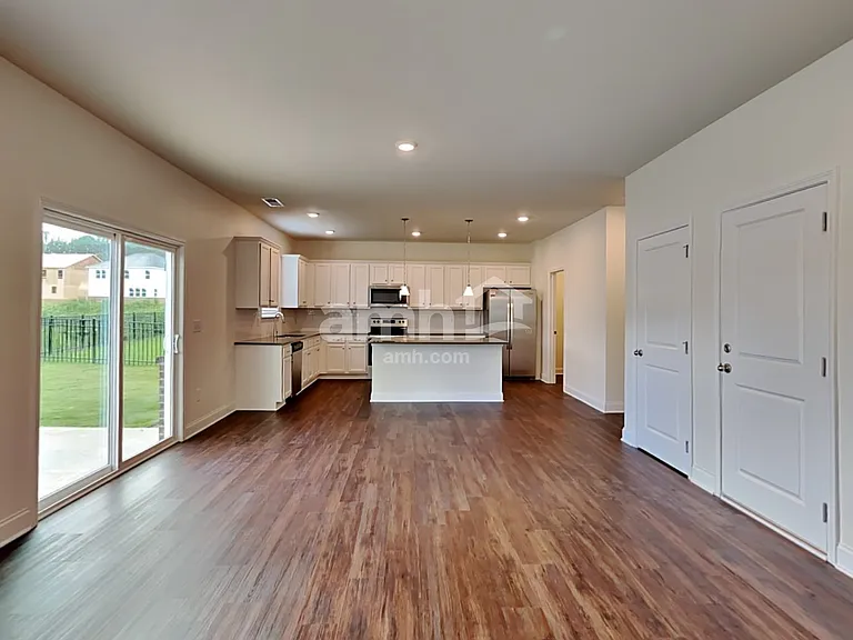 868 Carnaby Ln — Photo 5