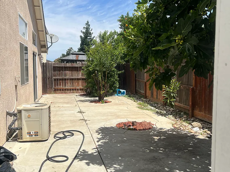 2010 Starling Way — Photo 9