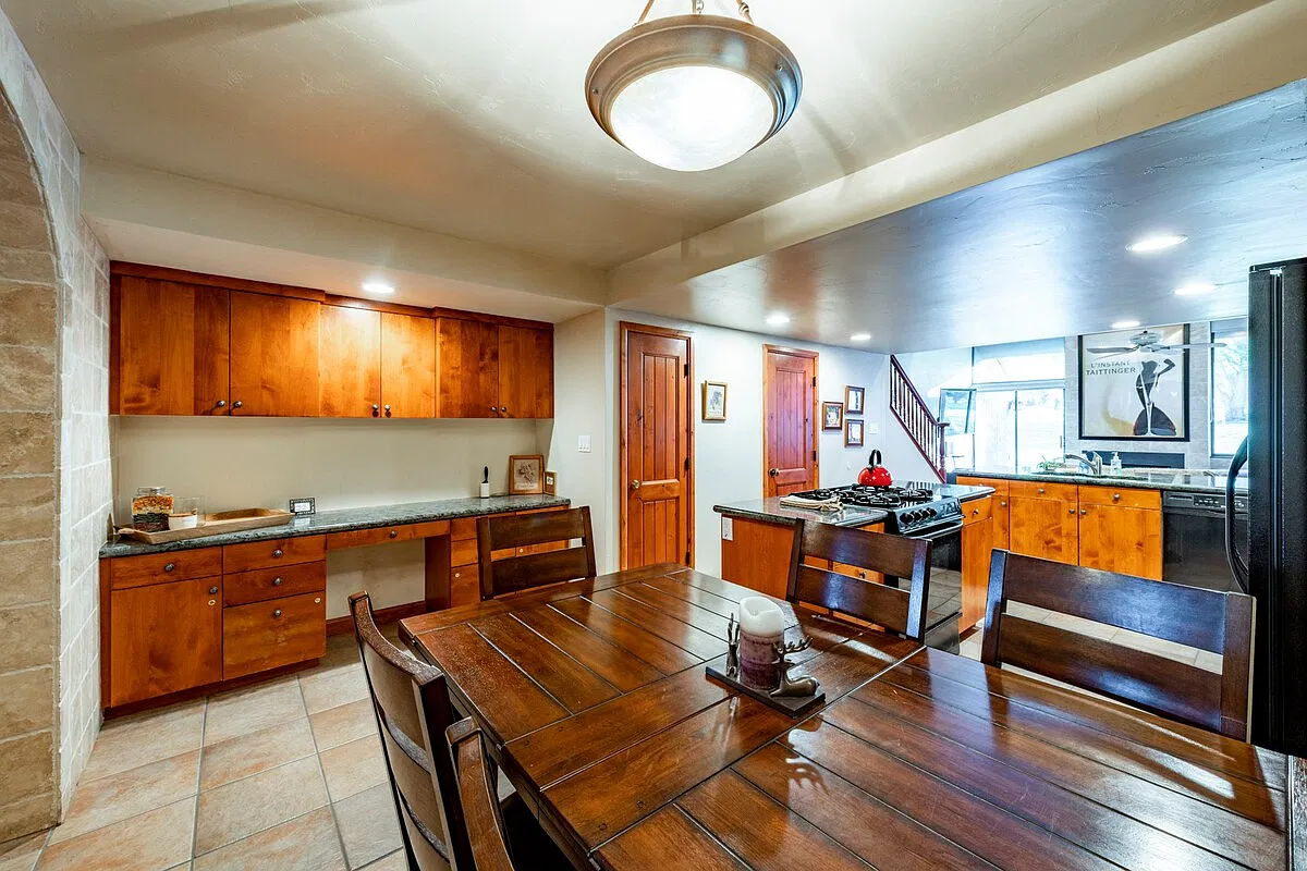 4 bed, 2.5 bath, 1700 sqft, $5,040 — Photo 4